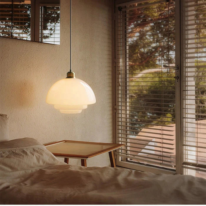 Pendel i mælkehvidt glas