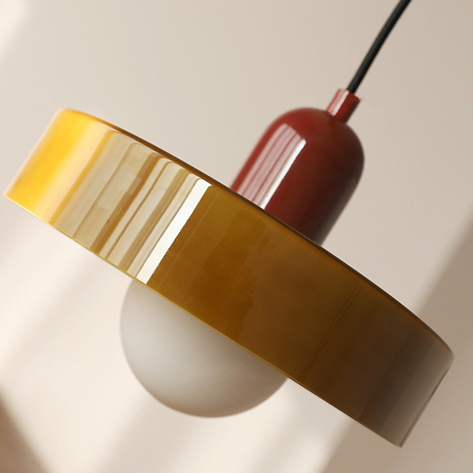 Bauhaus-pendel i farvet glas
