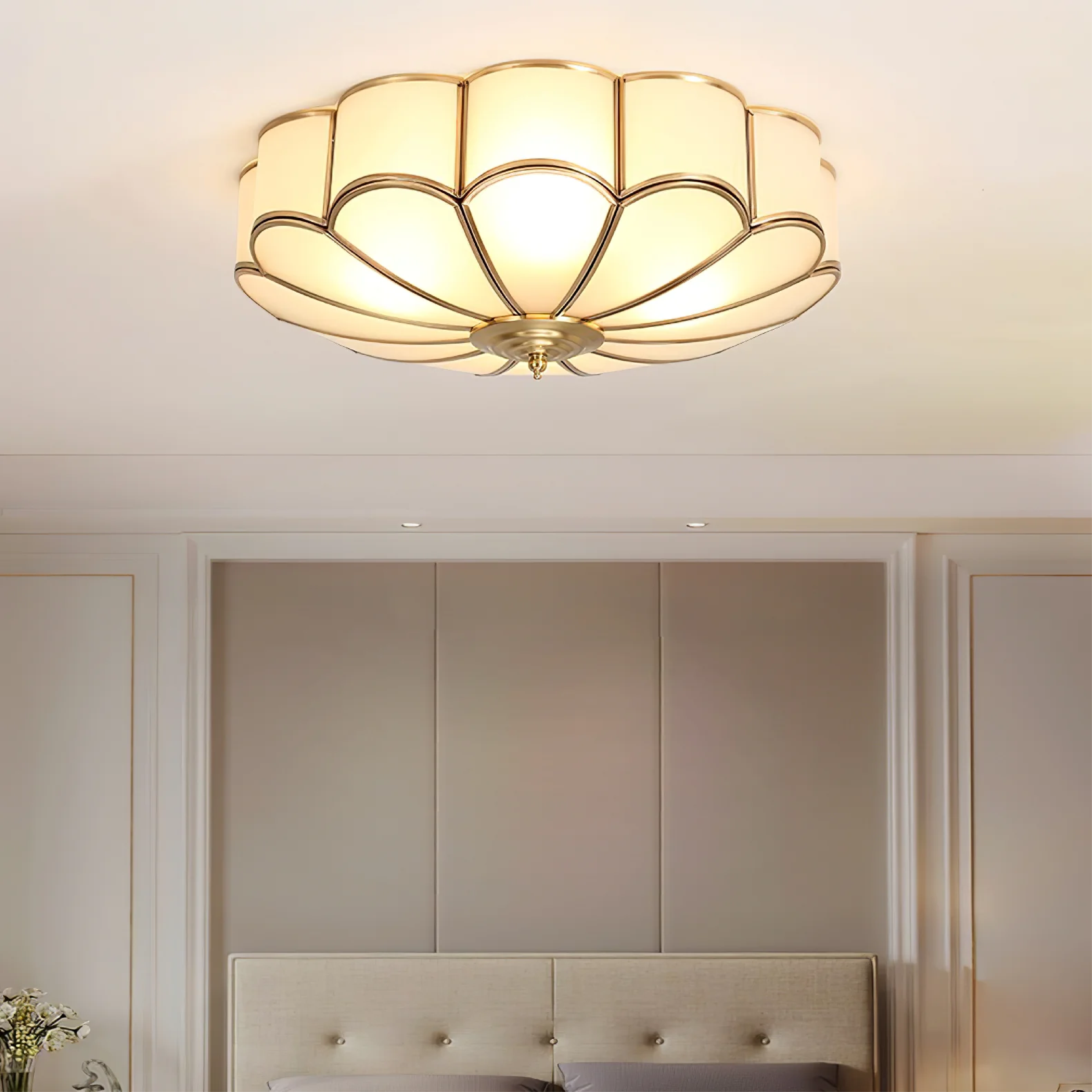 Blomsterformet loftslampe i glas