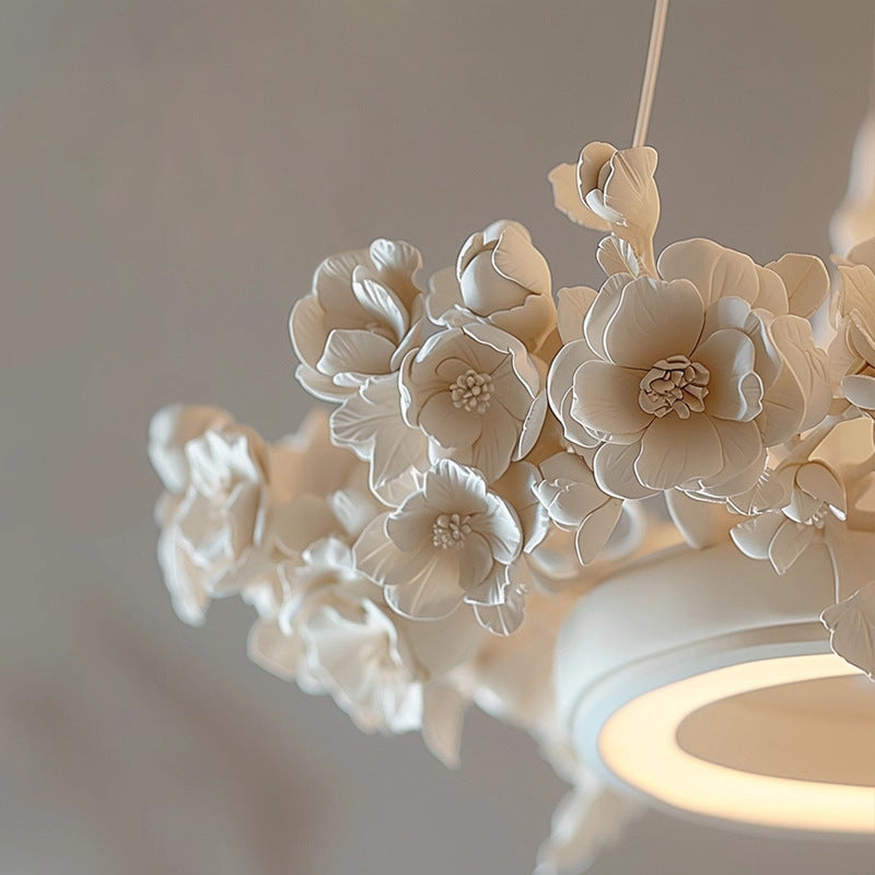 Lysekrone med keramiske blomster