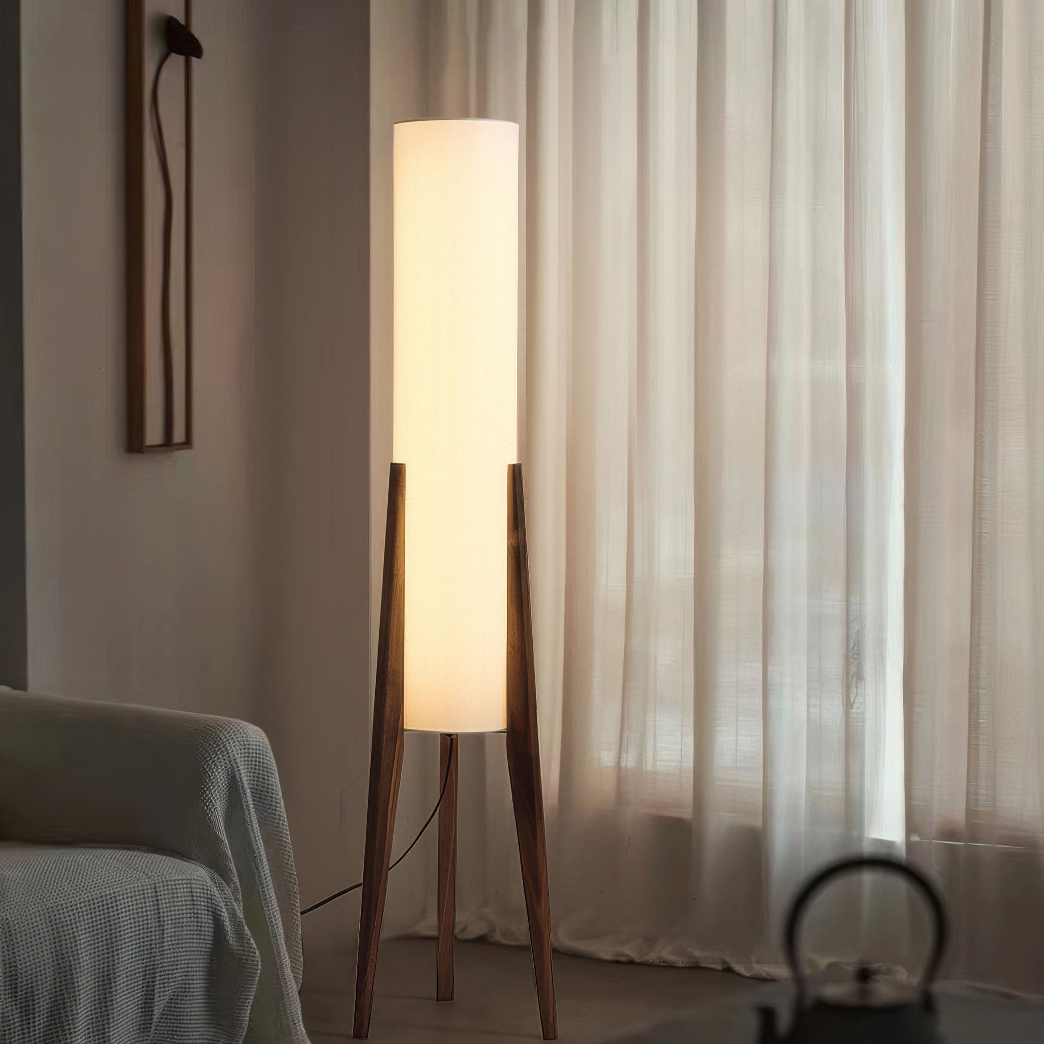 Gulvlampe i massiv valnød