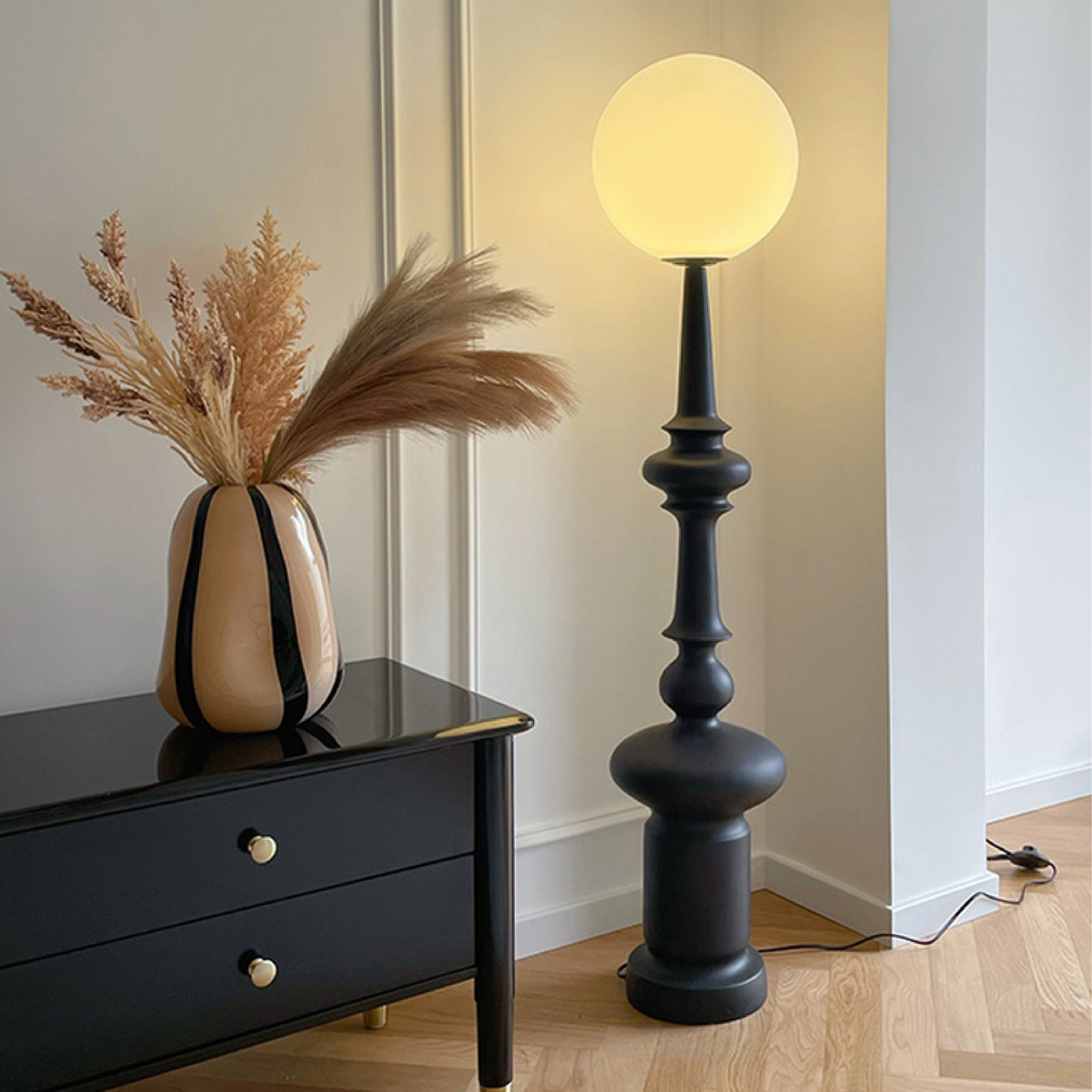 Bauhaus sort gulvlampe