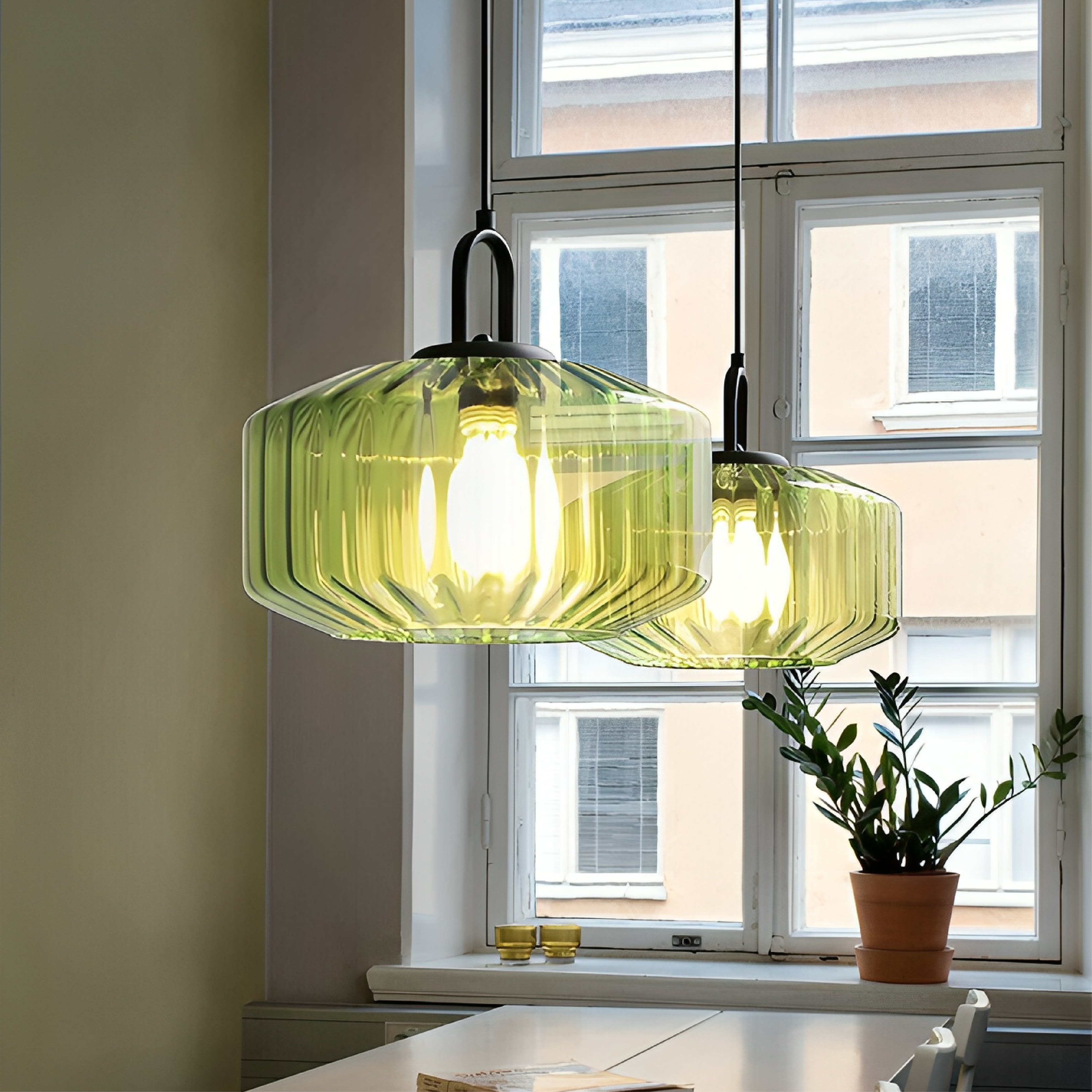 Pendellampe i farvet glas